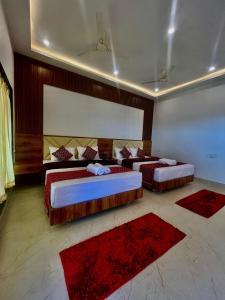 Postel nebo postele na pokoji v ubytování Riverside Resort Yelagiri