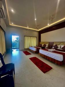 Postel nebo postele na pokoji v ubytování Riverside Resort Yelagiri