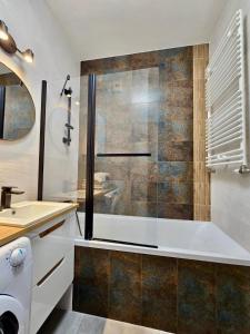 Ένα μπάνιο στο EASY RENT Apartments - Business Center 101, Free Parking, 24h Check-in +5 φωτογραφίες