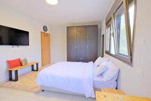 Giường trong phòng chung tại הפינה של ציפי ועופר- צימר כפרי מקסים עם נוף מהמם