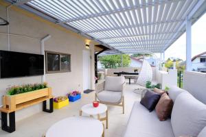 Khu vực ghế ngồi tại הפינה של ציפי ועופר- צימר כפרי מקסים עם נוף מהמם