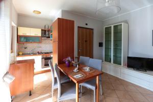 Dapur atau dapur kecil di Casa Verina - Balconi colorati - Quattromiglia