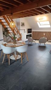 a dining room with a table and chairs in a room at La mezzanine 159 in Namur