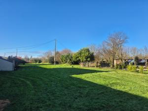 ラニオンにあるGîtes Aux Quatre ventsの青空の草原