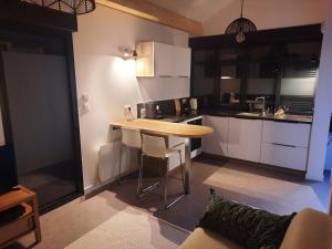 una cucina con un tavolo in legno e un piano di lavoro di Le cottage , logement individuel de plain pied a Villeneuve d'Ascq