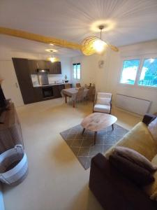 ラランスにあるappartement centre ville de Laruns 2 ou 3 personnesのソファとテーブルのあるリビングルーム