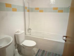 un bagno con un water, un lavandino e una vasca di Shared Room Funchal or Santa Cruz a Santa Cruz