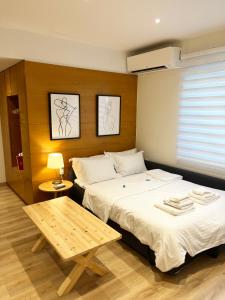 une chambre d'hôtel avec deux lits et une table dans l'établissement Orfeas Suite, à Ioannina