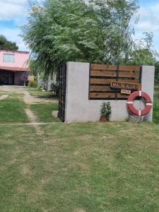 a sign on a wall next to a building at Macrigaluma Luna solo con seña in Barra del Chuy