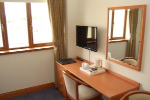 TV a/nebo společenská místnost v ubytování Leitrim Marina Hotel + 22 fotografií