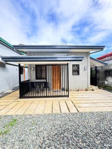 タネイにあるPio Transient Houseのホーム ウィズ ポーチ ウィズ ア パティオ
