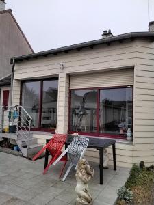 ルマンにあるLE MANS 24 heures auto moto Grand prix de Franceのテーブルと椅子のあるパティオのある家