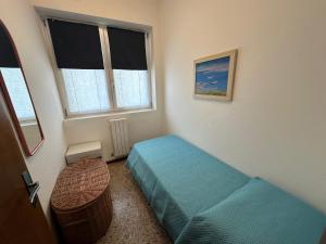 ein kleines Schlafzimmer mit einem Bett und einem Fenster in der Unterkunft Appartamento 3 camere con vista mare - Agenzia Cocal in Caorle