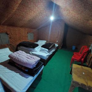 Postel nebo postele na pokoji v ubytování Chandra Bhaga camps + 12 fotografií