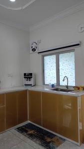 Kuchyň nebo kuchyňský kout v ubytování Homestay Villa Dayang Umbai Melaka
