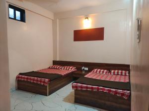 Giường trong phòng chung tại Aaisaheb Bhakt Niwas