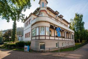 ein großes Gebäude mit einem Turm darauf in der Unterkunft FeWo Radau in Bad Harzburg + 14 Fotos