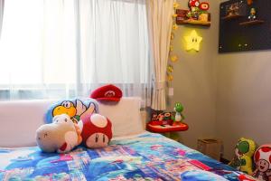 Postel nebo postele na pokoji v ubytování USJまで電車で5分 Meeno Home西九条美の宿親子向け民泊 マリオパワーアップバンド ReFa美顔シャワー付き 広々空間 好アクセス