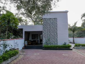 Taman di luar indravati home stay
