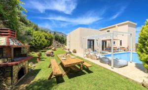 Bazén v ubytování Cretan Sunny Villa nebo v jeho okolí
