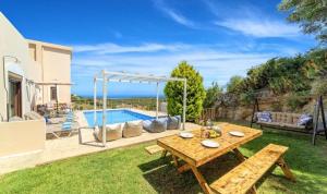 Bazén v ubytování Cretan Sunny Villa nebo v jeho okolí