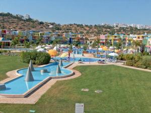 - une vue sur un parc avec une piscine et certains bâtiments dans l'établissement Luxury 2-bed apartment with huge pool - Albufeira, à Albufeira