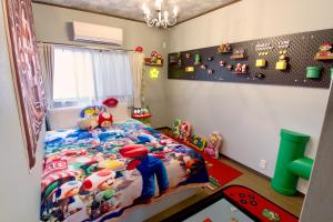 Postel nebo postele na pokoji v ubytování USJまで電車で5分 Meeno Home西九条美の宿親子向け民泊 マリオパワーアップバンド ReFa美顔シャワー付き 広々空間 好アクセス
