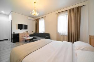 Postel nebo postele na pokoji v ubytování Mon Invite Hotel