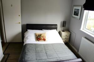 1 dormitorio con cama con almohada en Hannahs Guesthouse, en Aberdeen