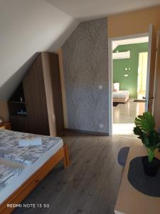 Posteľ alebo postele v izbe v ubytovaní Zita Apartman