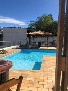 Una gran piscina con mesa y cenador. en Prime Garden Pousada, en Socorro 20 fotos más