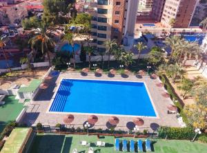 an overhead view of a swimming pool with umbrellas at Apartamento Benidorm Luxury Levante in Benidorm