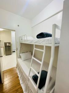 Giường trong phòng chung tại RiverBay 2 BR Apartment Naga City