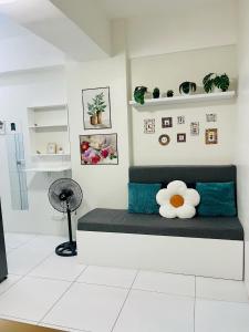 Una habitación con una cama con una flor encima. en RiverBay 2 BR Apartment Naga City, en Naga