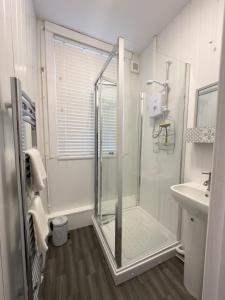 ein Badezimmer mit Dusche und Waschbecken in der Unterkunft Spacious 5 Bedroom Gem Near Town Center, WiFi, Smart TVs, 2 Shower Rooms in Northampton