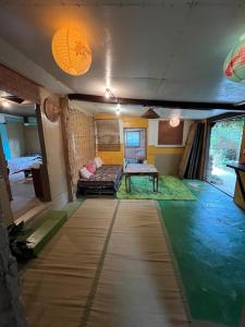 Maison Paradis -Taketomi Island- メゾンパラディ竹富島客房内的一张或多张床位