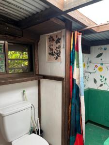竹富岛Maison Paradis -Taketomi Island- メゾンパラディ竹富島的带马桶和窗户的浴室