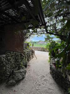 竹富岛Maison Paradis -Taketomi Island- メゾンパラディ竹富島的前面有走道的石墙