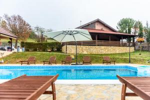 Bazén v ubytování Alrawda Resort nebo v jeho okolí