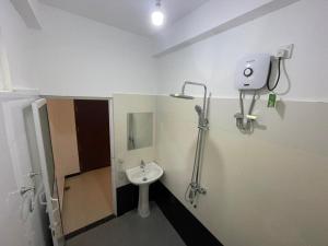 ディックウェラにあるUK SECRECT VILLA Dikwellaの洗面台とトイレ付きのバスルーム