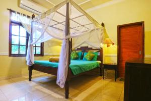 Postel nebo postele na pokoji v ubytování Ubud Kerta City Hotel