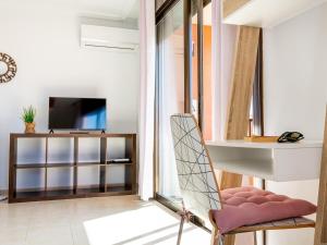 a living room with a chair and a television at Sea breeze Sotavento III in La Tejita