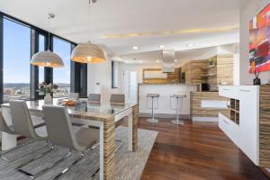 Η κουζίνα ή μικρή κουζίνα στο AZ Tower Apartment
