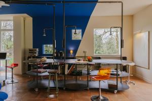 Una habitación con dos mesas y una pared azul. en La Posada, en Llanes