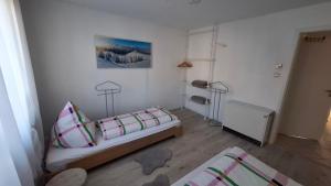 En eller flere senge i et værelse på Blackjulie Ferienwohnung im Schwarzwald mit Balkon und Parkplatz ruhig