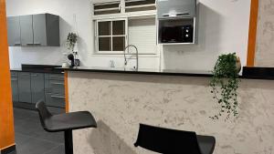 Kuchyň nebo kuchyňský kout v ubytování Secret River - Spacieuse villa de 4 chambres, 3 salle de bain, Piscine, spa avec plus de 400 ml de Rivière privée