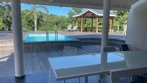 Bazén v ubytování Secret River - Spacieuse villa de 4 chambres, 3 salle de bain, Piscine, spa avec plus de 400 ml de Rivière privée nebo v jeho okolí