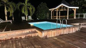 Bazén v ubytování Secret River - Spacieuse villa de 4 chambres, 3 salle de bain, Piscine, spa avec plus de 400 ml de Rivière privée nebo v jeho okolí