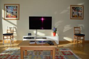 un salon avec une télévision et une table basse dans l'établissement Luxury 2-bed apartment with huge pool - Albufeira, à Albufeira