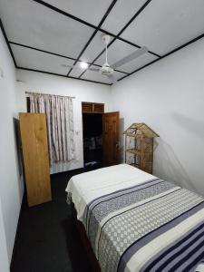 Ένα ή περισσότερα κρεβάτια σε δωμάτιο στο Emily's place in unawatuna